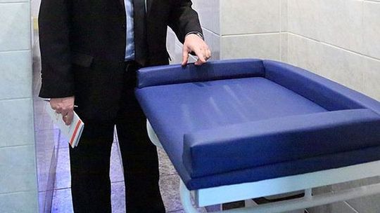 Okradli matkę, która przewijała dziecko