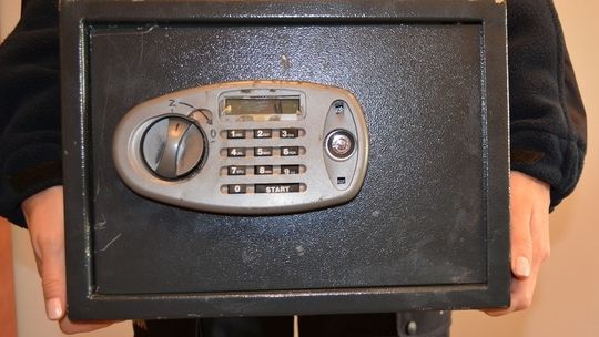 Okradli sejf z pieniędzmi i kosztownościami