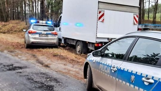Omal nie rozjechał policjanta. Staranował radiowóz i rozległy się strzały