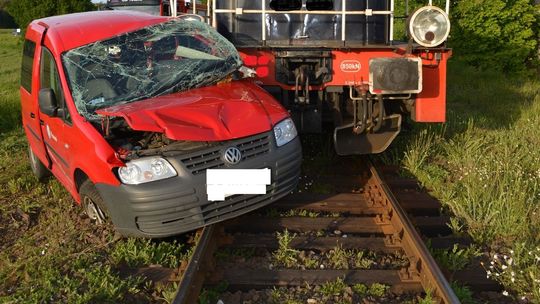 Omal nie zginęli podczas zderzenia z rozpędzoną lokomotywą