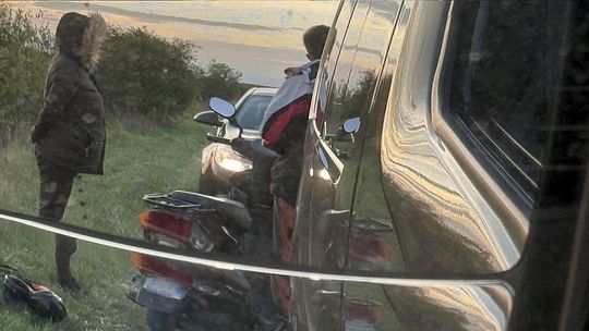 On i ona bez kasku jadą zygzakiem. Motorowerem po dużej dawce alkoholu