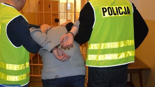 Onanizował się przy dzieciach na placu zabaw. Odpowie przed sądem