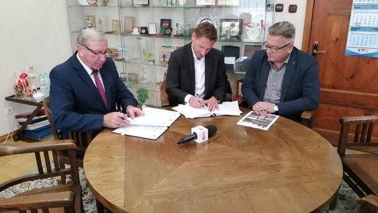 Oni tworzą tereny rekreacyjne wokół murów. My patrzymy na powolne niszczenie średniowiecznej architektury