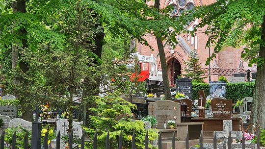 Opłaty na cmentarzu nie mają podstawy prawnej. Trzeba zmienić regulamin i przestać łupić rodziny zmarłych