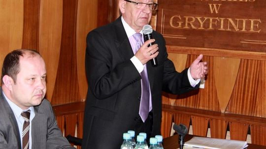 Opozycja żąda głowy burmistrza