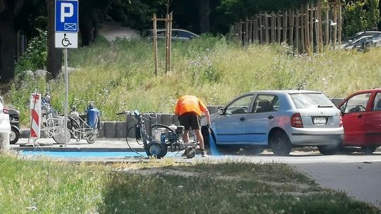 Opryskali farbą cudze auto, malując miejsce parkingowe Opryskali farbą cudze auto, malując miejsce parkingowe