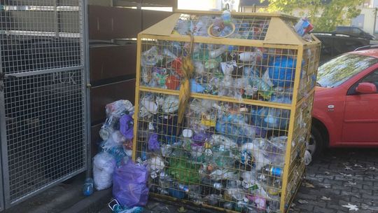 Osiedle tonie w śmieciach. Dziwny sposób jednej z firm na segregację [LIST]