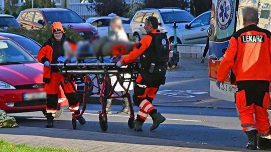 Oślepiło ją słońce i dlatego wpadła na pieszą?