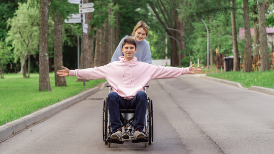 Dlaczego osobisty asystent jest tak ważny dla osób z niepełnosprawnościami? Ustawy o asystencji osobistej
