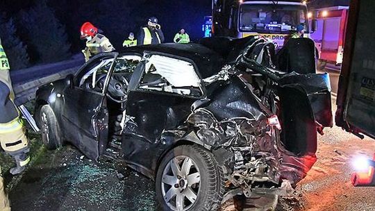 Osobówką uderzyła w tira. Nie przeżyła