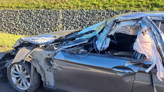 Osobówka zderzyła się z ciężarówką [ZDJĘCIA]