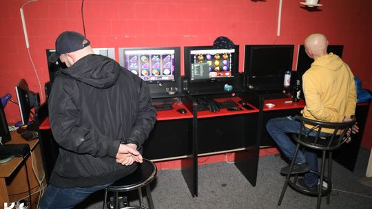 Osoby poszukiwane znalazły się w... nielegalnym salonie gier