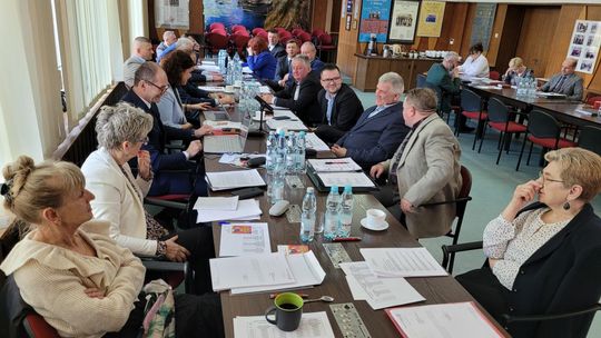 Ostatnia sesja w tej kadencji. O czym debatują radni?