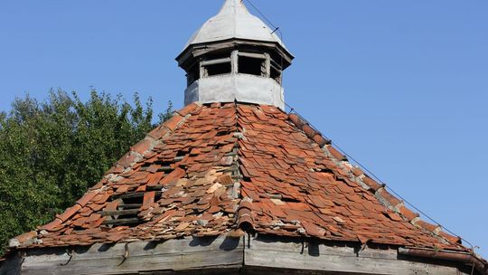 Ostatnie dni starej przepompowni. Przez dach leje się woda
