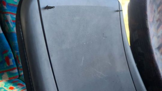 Ostre bolce wystają z foteli, tylne drzwi autobusu są uszkodzone! – alarmuje czytelnik