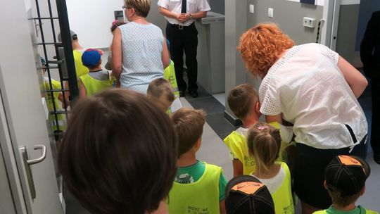 Otwarcie komendy na pokaz? Petenci mylą budynki, a policjanci nadal w starej siedzibie