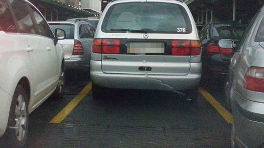 Otworzyła drzwi i zarysowała