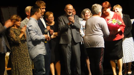 Owacjami na stojąco dziękowano Gliptykosowi za "Koncert poetycko-muzyczny w «Kawiarence pod Serduszkiem»"