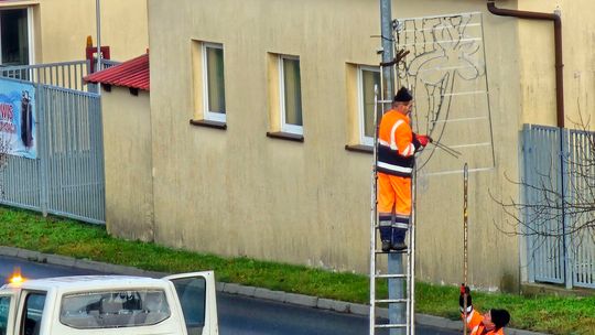 Ozdoby już na słupach. W amerykańskim stylu
