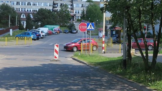 Pachołek blokuje skrzyżowanie