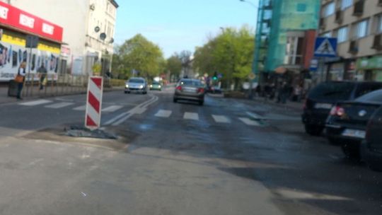 Pachołek na środku drogi