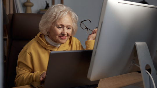 Zamiast do lekarza zaglądamy do internetu. Leki z sieci