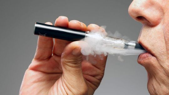 Palenie w pracy, urzędzie czy domu kultury ze zmianami. Za e-papierosa mogą być kary