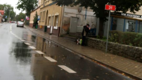 Palił papierosa z maseczką na twarzy