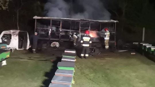 Paliła się przyczepa z pasieką i przyczepa kempingowa