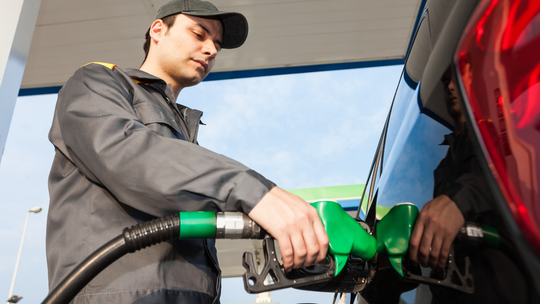 Na których stacjach klienci mogli się naciąć? Kontrolerzy UOKiK sprawdzają jakość paliwa Na których stacjach klienci mogli się naciąć? Kontrolerzy UOKiK sprawdzają jakość paliwa