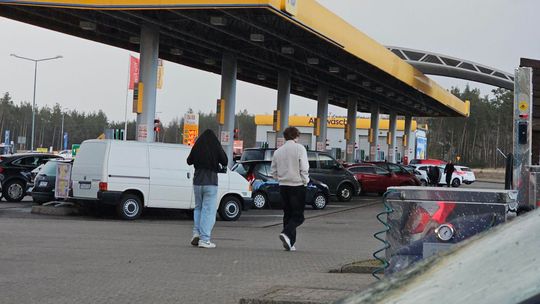 Paliwowy raj w Osinowie Dolnym. Niemcy masowo tankują w Polsce dzięki nowym limitom cen pakietu CPN