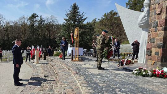 Pamięć wyryta w nadodrzańskiej ziemi. 81. rocznica forsowania Odry