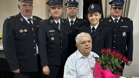 Pan Ryszard Adamczak obchodzi 80. urodziny. Strażacy gratulują