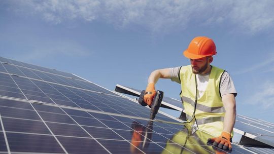 Panele fotowoltaiczne na dachach będą obowiązkowe. Sprawdź, kto i od kiedy