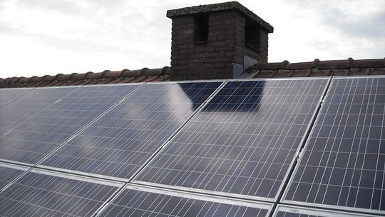 Panele słoneczne a panele fotowoltaiczne – różnice