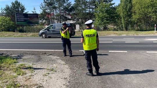 Policjanci proponowali kierowcom zjedzenie cytryny albo czosnku. Albo mandat