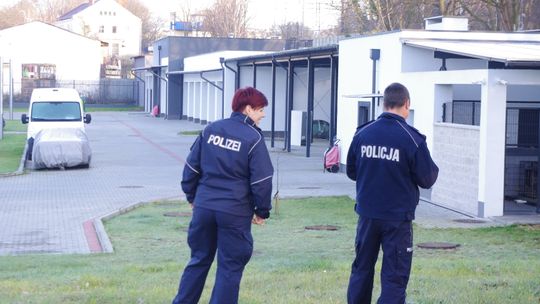 Panna ze swoimi podopiecznymi w komendzie policji