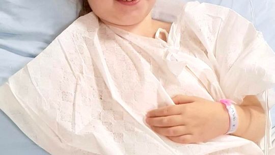 „Państwa dziecko ma guza mózgu” - brzmiała diagnoza. Julia po operacji odnosi sukcesy