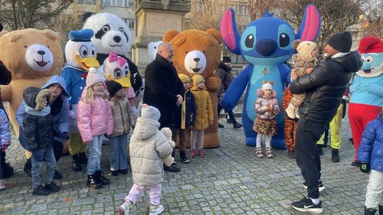 Parada postaci bajkowych przeszła ulicami miasta, które stało się stolicą dobra