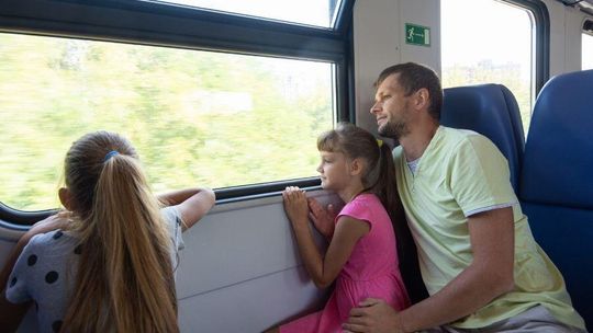 Paraliż kolei w Polsce a rekordy frekwencji. Dlaczego Polacy masowo przesiadają się do pociągów