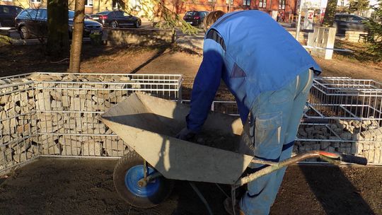 Park o tej porze niczym pustynia. Stawiają kamienne murki