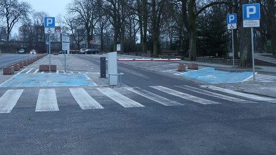 Parking już ma barierki, ale ludzie boją się parkować?