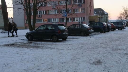 Parking po leżącym wieżowcu rodził się w bólach
