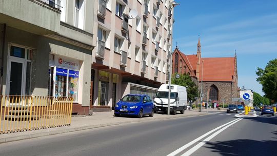 Parkują na chodniku Parkują na chodniku