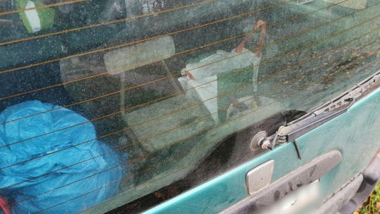 Pasażerka podróżowała w… bagażniku, siedząc na zwykłym krześle