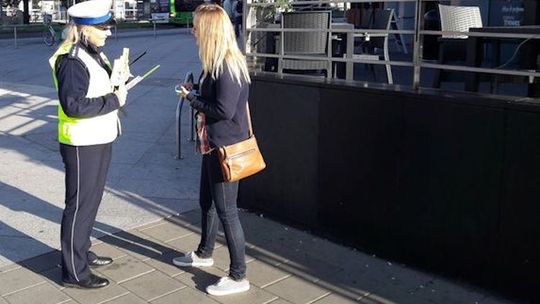 Patrzą w ekran zamiast na drogę. Nie ma na nich kary!