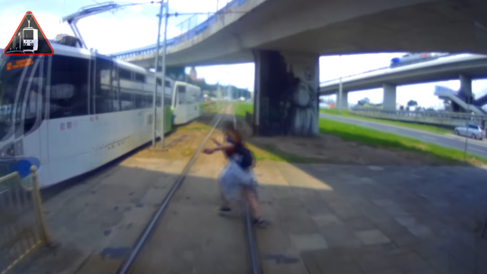 Patrzyła w smartfon. Omal nie zginęła [FILM]