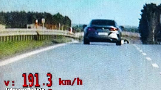 Pędził BMW trasą S3 prawie 200 km/h. dla kierowcy słony mandat i nie tylko