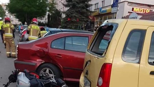 Pędził na motocyklu. Uderzył w samochód