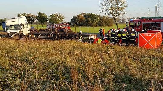 Pękła opona. Zginęły trzy osoby, w tym dziecko
